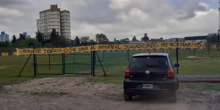 Tras la polémica, apareció una bandera contra el plantel de Atlanta