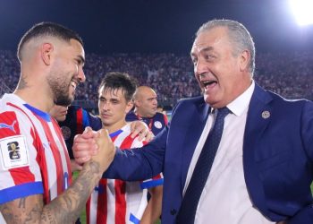 Tremendo Alfaro: invicto, metió a Paraguay en zona Mundial y espera a Argentina