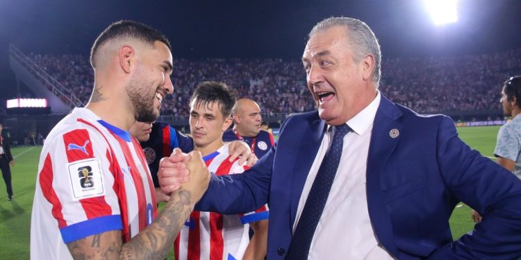 Tremendo Alfaro: invicto, metió a Paraguay en zona Mundial y espera a Argentina