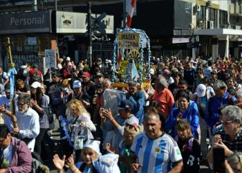 Una multitud peregrina hacia Luján para pedirle y agradecerle a la Virgen