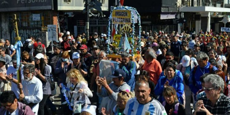 Una multitud peregrina hacia Luján para pedirle y agradecerle a la Virgen