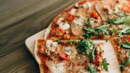 La hist&oacute;rica pizzer&iacute;a que abri&oacute; hace 70 a&ntilde;os en CABA y vende 500 pizzas por d&iacute;a: &iquest;en qu&eacute; barrio queda y cu&aacute;nto sale comer ah&iacute;?