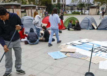 El mensaje de Echenique a los acampados en la Plaza del Ayuntamiento de Valencia: «Más vale que el Gobierno ‘progresista’ no reprima»