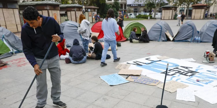 El mensaje de Echenique a los acampados en la Plaza del Ayuntamiento de Valencia: «Más vale que el Gobierno ‘progresista’ no reprima»