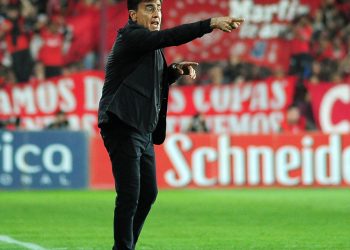 Vélez visita a Central en busca de alejarse en la punta