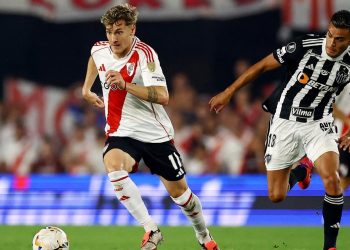 Video: Colidio cambió su camiseta con Deyverson en el túnel