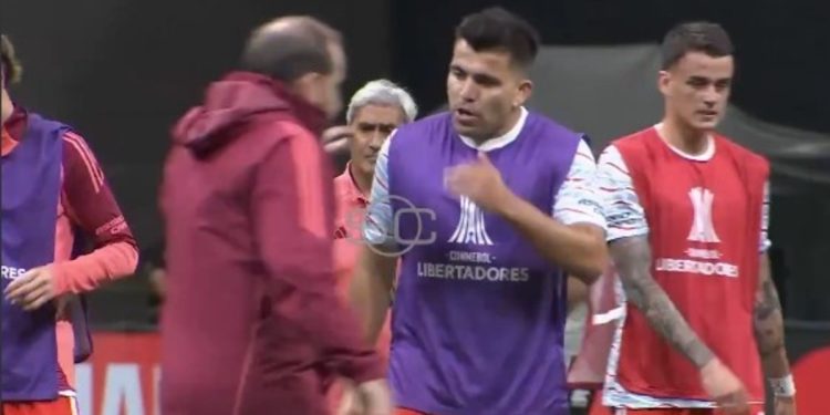 Video: el momento en el que Acuña sintió la molestia y pidió que calentara Enzo Díaz