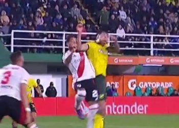 Video: el referí fue al VAR pero no cobró penal contra River porque no vio foul
