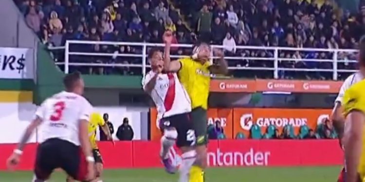 Video: el referí fue al VAR pero no cobró penal contra River porque no vio foul