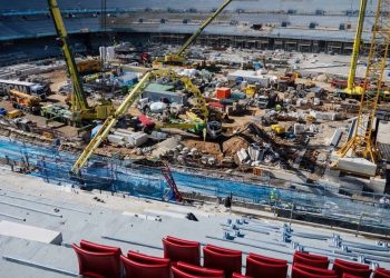Video: increíble batalla campal entre los obreros del Camp Nou