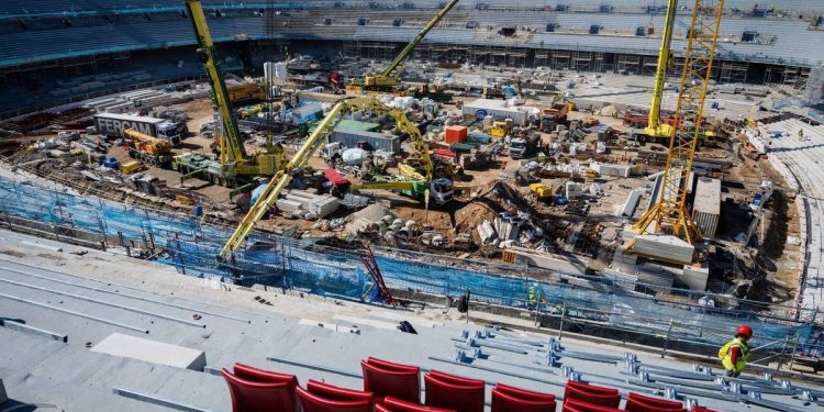 Video: increíble batalla campal entre los obreros del Camp Nou