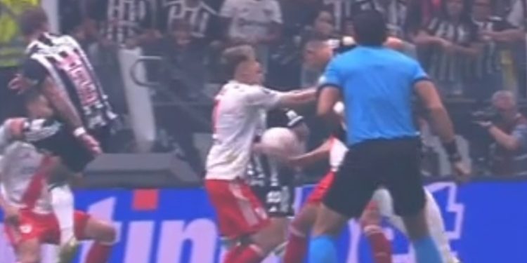 Video: ¿la mano de González Pirez era penal?