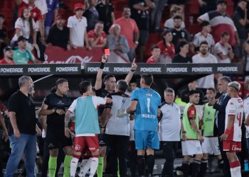 Video: tres rojas, incidentes y partido parado por seis minutos en el Ducó