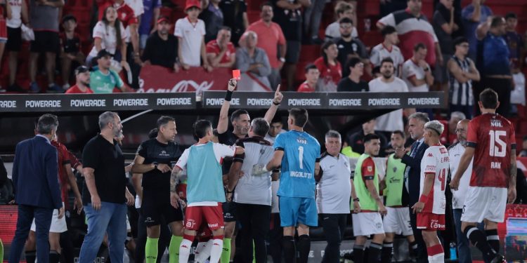 Video: tres rojas, incidentes y partido parado por seis minutos en el Ducó