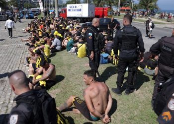Videos: el enfrentamiento entre hinchas de Peñarol, la Policía Militar y fanáticos de Botafogo y otros clubes de Río