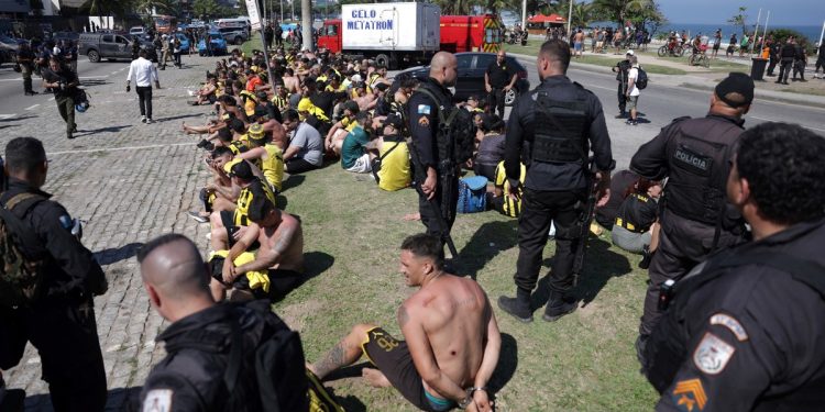 Videos: el enfrentamiento entre hinchas de Peñarol, la Policía Militar y fanáticos de Botafogo y otros clubes de Río