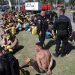 Videos: el enfrentamiento entre hinchas de Peñarol, la Policía Militar y fanáticos de Botafogo y otros clubes de Río