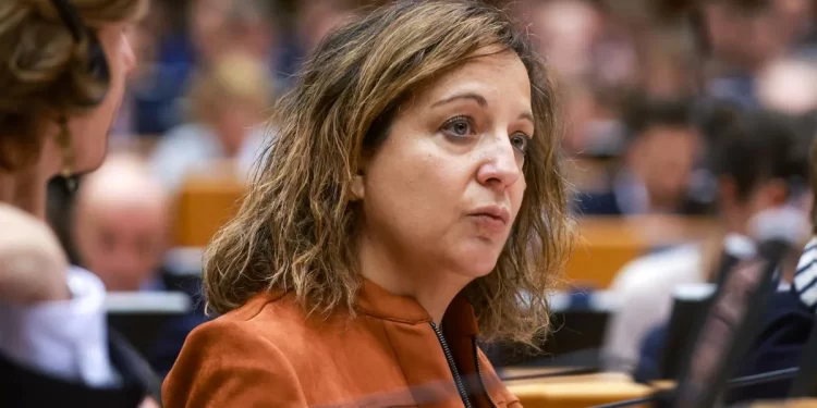 Los socialistas anunciarán este martes que votarán a los candidatos de Meloni y Orbán para sostener a Ribera