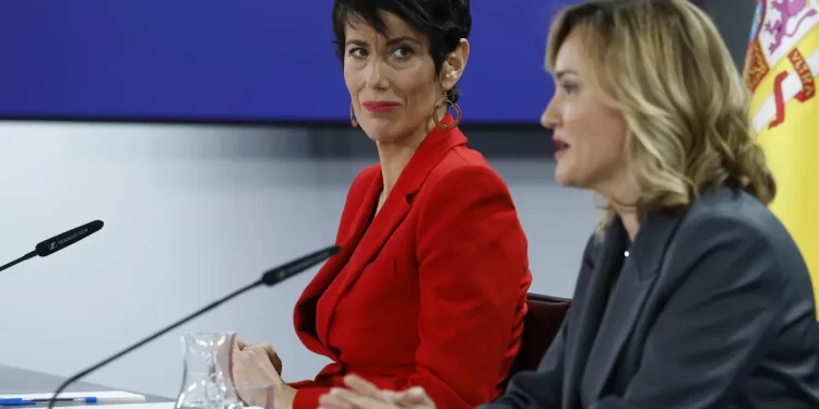 La reforma del Gobierno para regularizar a más de un millón de inmigrantes coincide con la mayor presión migratoria de la historia