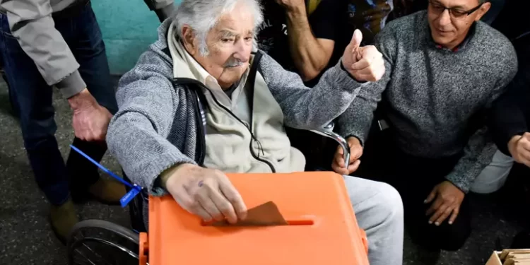 Balotaje en Uruguay: ya se vota y se espera un final cabeza a cabeza en una elección que tiene en vilo al país