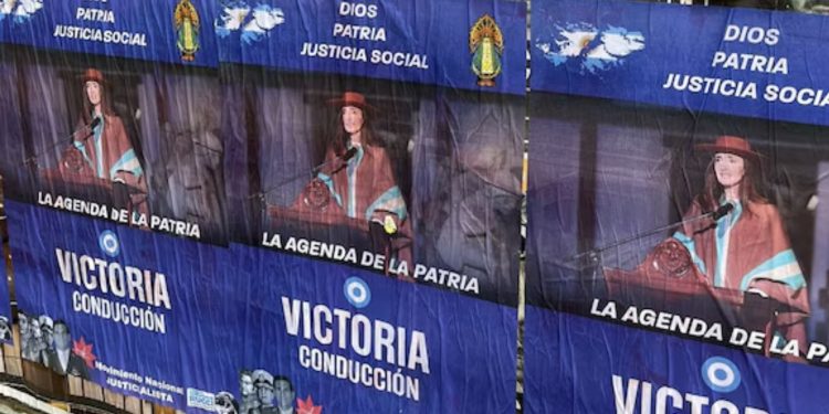 ¿Operación distractiva en formato analógico?: Aparecen afiches con fotos de Victoria Villarruel en cercanías al Congreso de la Nación