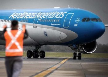 Violencia sindical contra la sociedad: Por huelga, Aerolíneas suspende vuelos complicando el transporte.