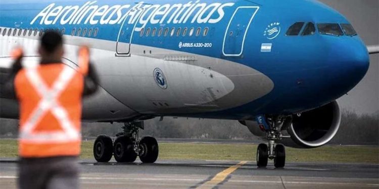 Violencia sindical contra la sociedad: Por huelga, Aerolíneas suspende vuelos complicando el transporte.