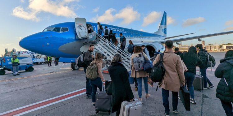 Aerolíneas Argentinas y gremios tendrán hoy una reunió programada luego que estos suspendieran el secuestro de pasajeros