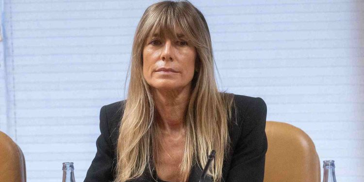 El ‘whatsapp’ que prueba que la asesora de Moncloa trabajaba para los negocios de Begoña Gómez