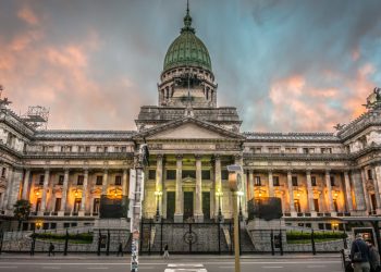 Humor remixado: Dos analistas internacionales vinculan la economía de EEUU con la política de Argentina