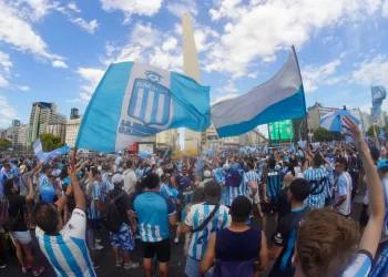 A excepción de Máximo Kirchner, los hinchas Racing irán al Obelisco y mostrarán la Copa Sudamericana a sus fanaticos