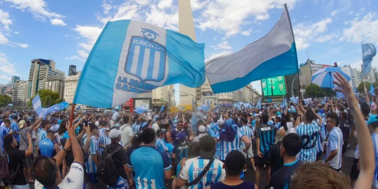 A excepción de Máximo Kirchner, los hinchas Racing irán al Obelisco y mostrarán la Copa Sudamericana a sus fanaticos