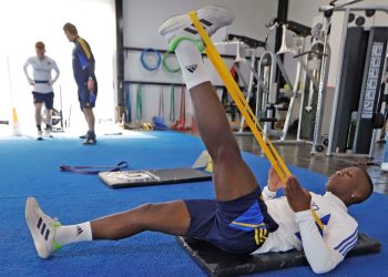 Advíncula, convocado por Perú y preocupación en Boca