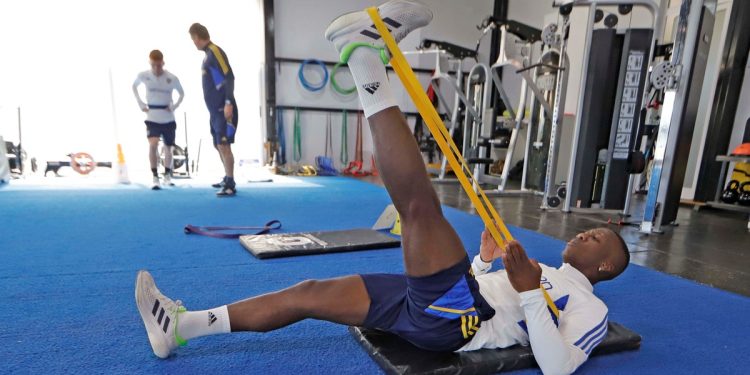 Advíncula, convocado por Perú y preocupación en Boca