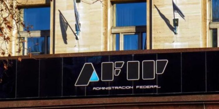 Aporte solidario: pese al rechazo de Milei, ARCA sigue a la pesca de contribuyentes