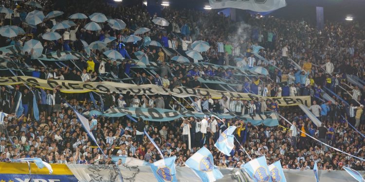 Banderas y un canto particular: el aliento de La Bombonera para la Selección Argentina