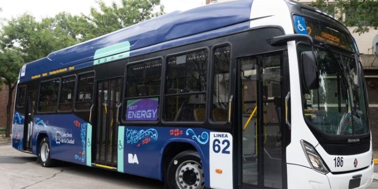 Cámaras, multipago y fileteado: cómo son los nuevos colectivos porteños