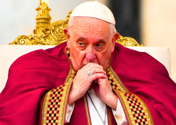 Crisis en la Iglesia Católica: el papa Francisco echó a un obispo y prohibió esta misa para siempre