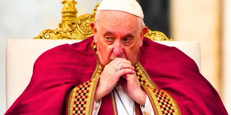 Crisis en la Iglesia Católica: el papa Francisco echó a un obispo y prohibió esta misa para siempre