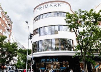 Despiden a una empleada y a su supervisora en Primark por llevarse ropa de la tienda por un precio más barato del que tenían