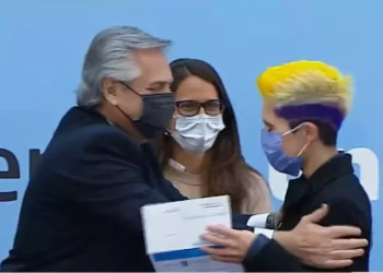 Desde el Gobierno buscan eliminar el engendro del DNI no binario