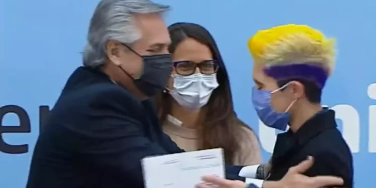 Desde el Gobierno buscan eliminar el engendro del DNI no binario