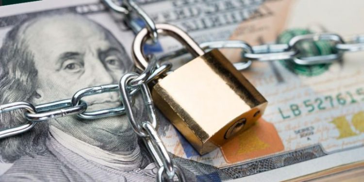 Economistas cercanos a Milei alertan sobre los riesgos de estirar la salida del cepo: “El mercado presiona”