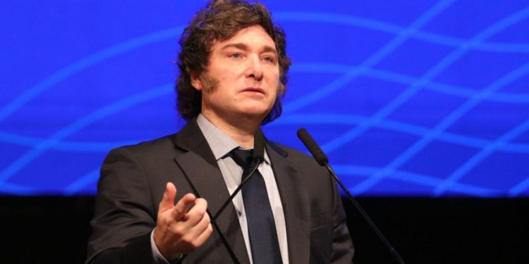 El Gobierno analiza quitarles cargas a bonos de las empresas para mejorar las paritarias de 2025