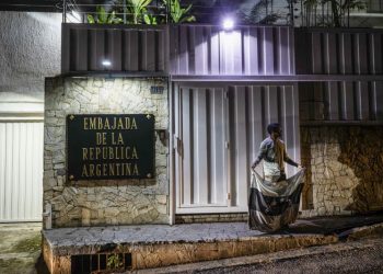 El Gobierno condenó un nuevo hostigamiento a la Embajada argentina en Venezuela