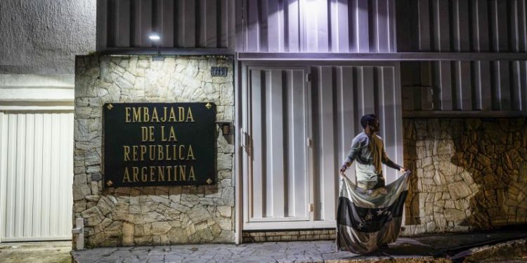 El Gobierno condenó un nuevo hostigamiento a la Embajada argentina en Venezuela