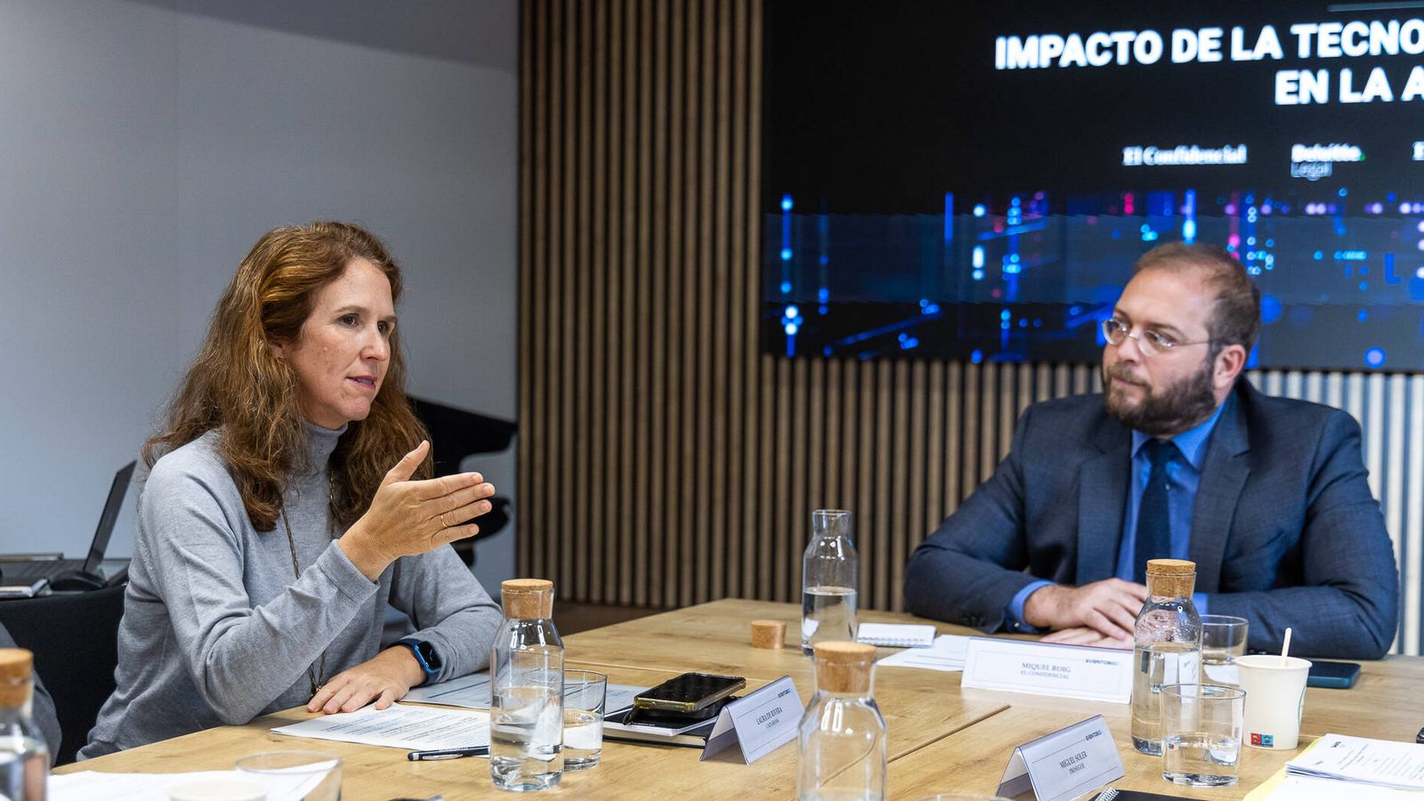 Laura de Rivera (CaixaBank) y Miquel Roig (El Confidencial).