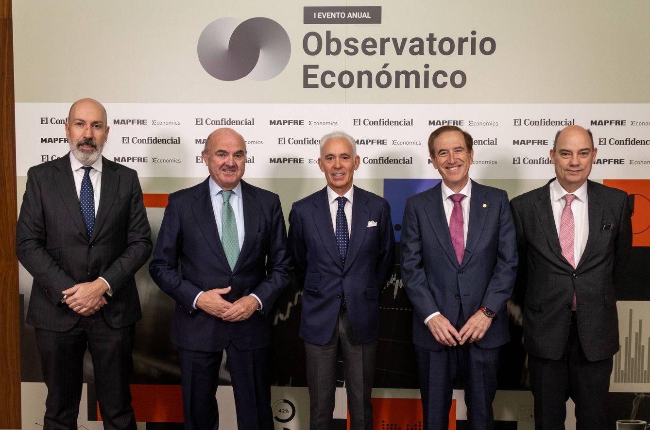 Nacho Cardero, director de El Confidencial; Luis de Guindos, vicepresidente del Banco Central Europeo; José Antonio Sánchez, presidente de Titania Editorial; Antonio Huertas, presidente de Mapfre y José Manuel Inchausti, vicepresidente de Mapfre.