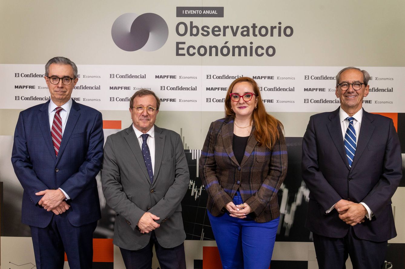 Carlos Sánchez, moderador del evento junto a Manuel Aguilera, Judith Arnal y José Manuel González-Páramo, ponentes. 