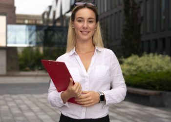 El país con más ancianos en el mundo ofrece una nueva visa laboral para atraer trabajadores extranjeros: quiénes pueden pedirla